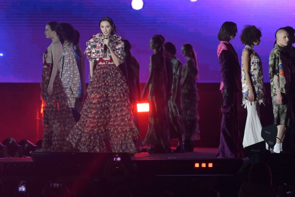 王丹妮獻唱Lady gaga的《Born This Way》。